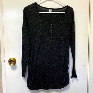 Old navy maternity shirt size medium in good condition